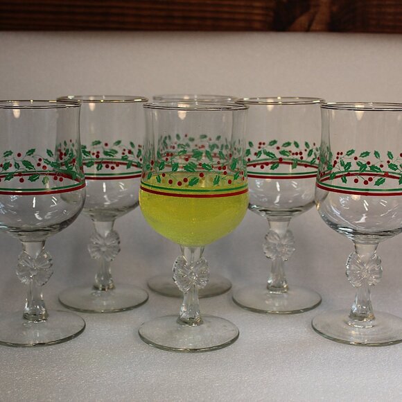 Vintage Holly Berry Goblets – Set of 5 | Christmas Glassware - Picture 2 of 11